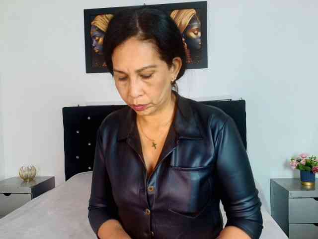 Shanon-mature webcam