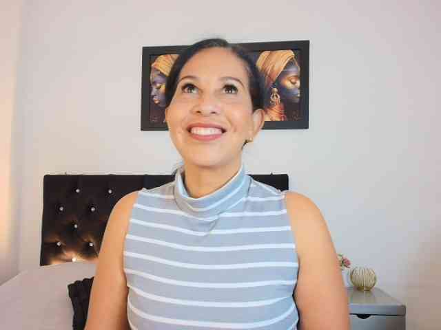 Shanon-mature webcam