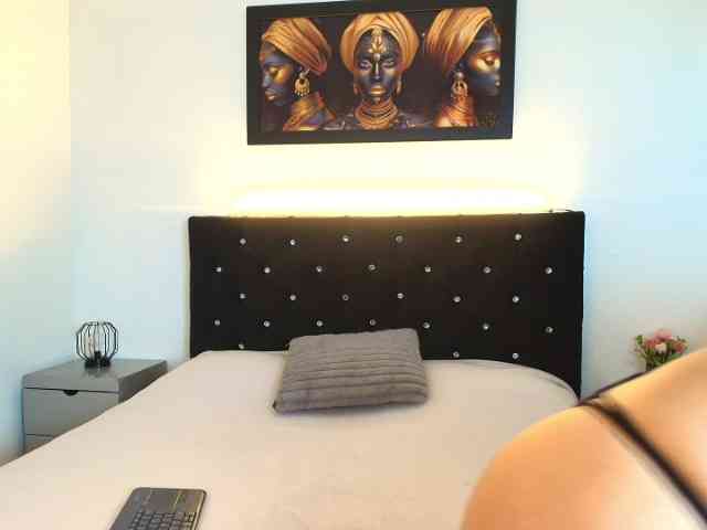 Shanon-mature webcam