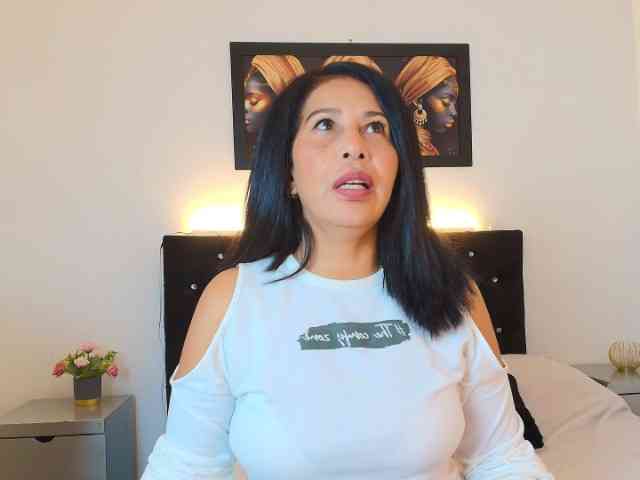 Shanon-mature webcam