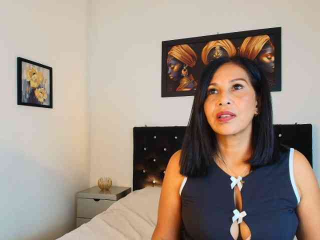 Shanon-mature webcam