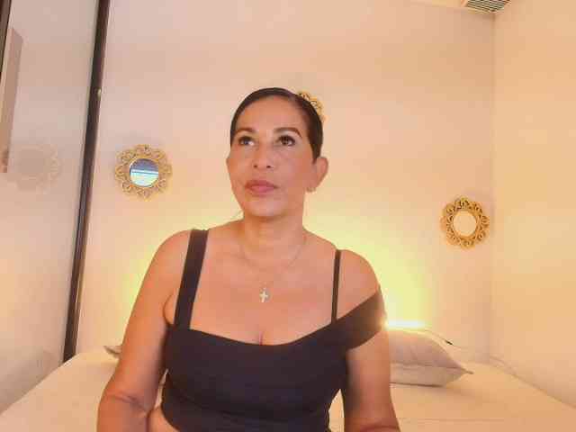 Shanon-mature webcam