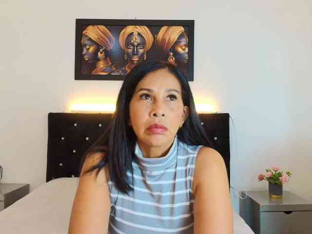 Shanon-mature webcam