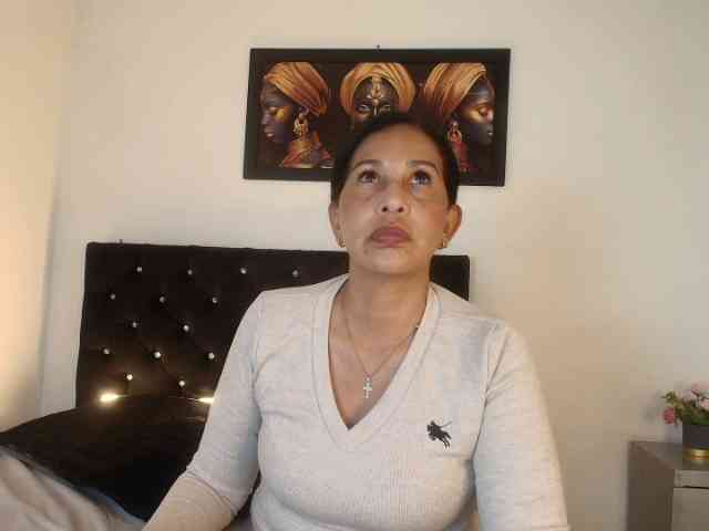 Shanon-mature webcam