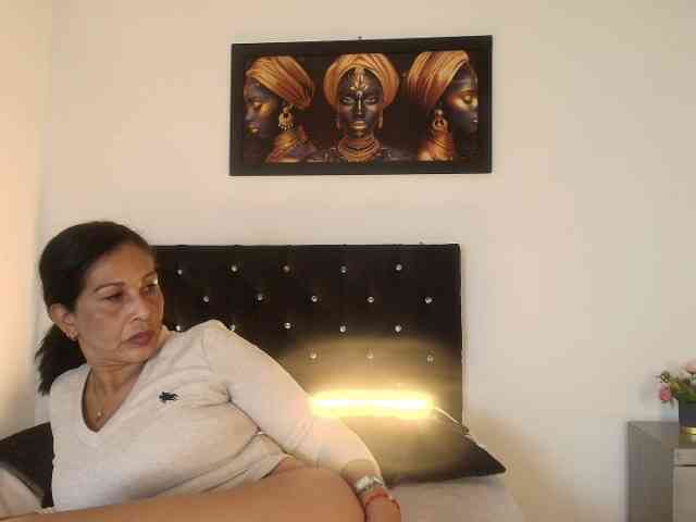 Shanon-mature webcam