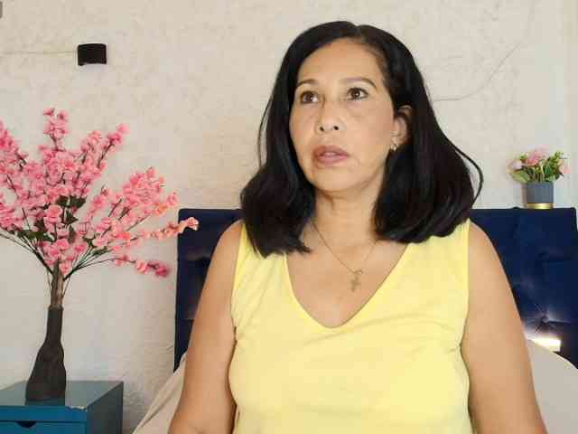 Shanon-mature webcam