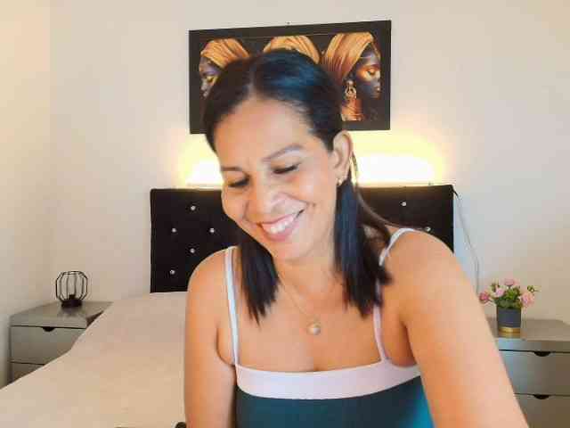 Shanon-mature webcam
