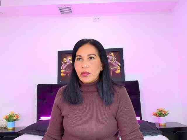 Shanon-mature webcam