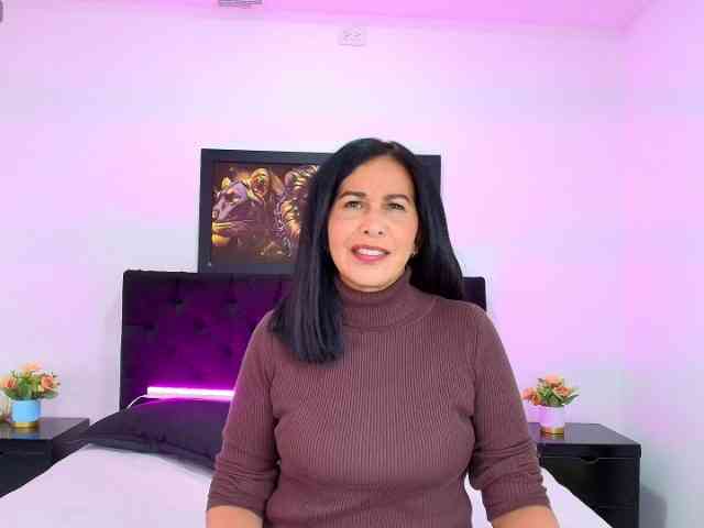 Shanon-mature webcam