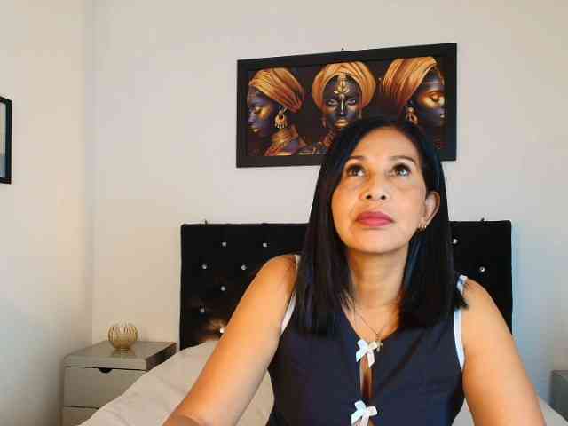 Shanon-mature webcam