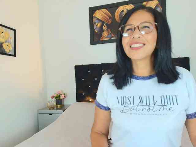 Shanon-mature webcam