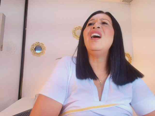 Shanon-mature webcam