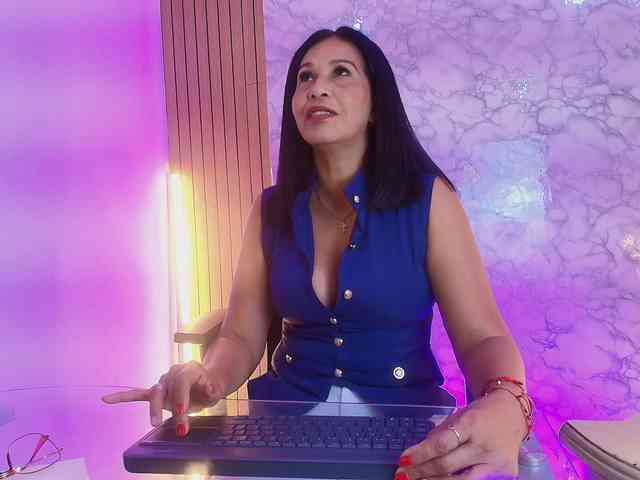 Shanon-mature webcam