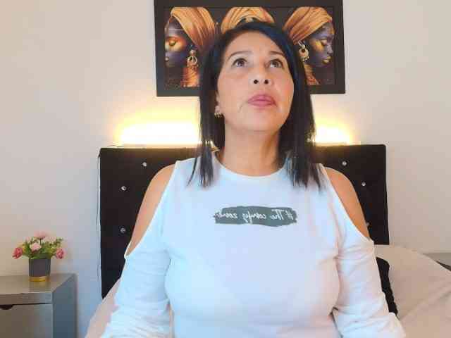 Shanon-mature webcam