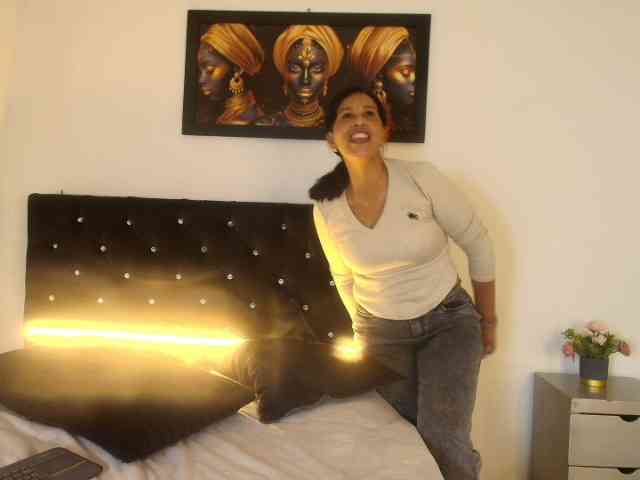 Shanon-mature webcam