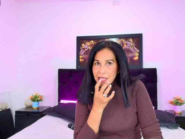 Shanon-mature webcam