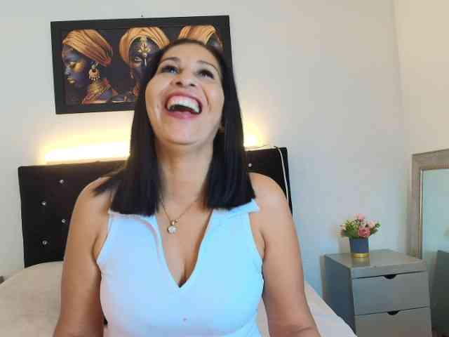 Shanon-mature webcam