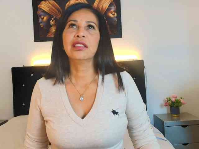 Shanon-mature webcam