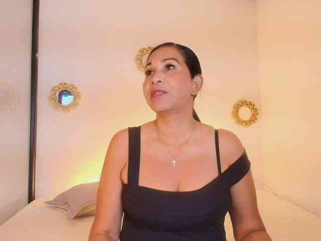 Shanon-mature webcam
