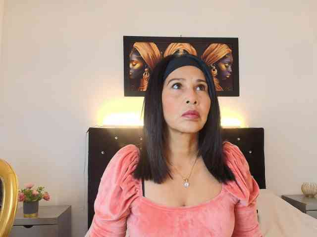 Shanon-mature webcam