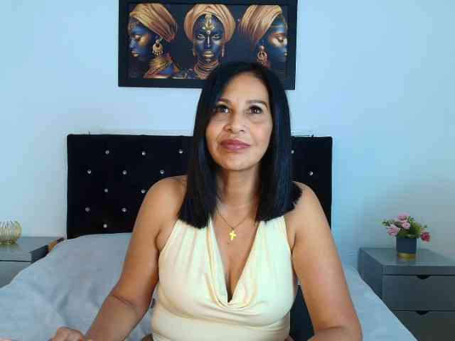 Shanon-mature webcam
