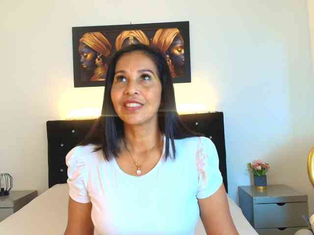 Shanon-mature webcam