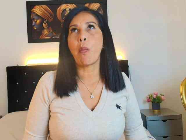 Shanon-mature webcam