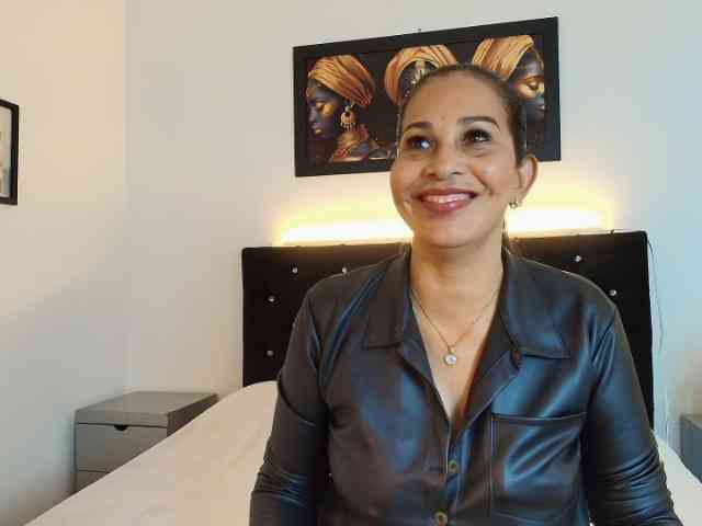 Shanon-mature webcam