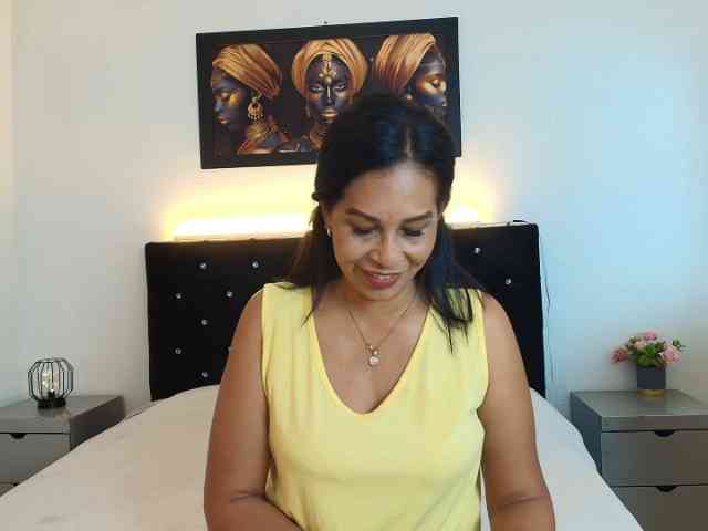 Shanon-mature webcam