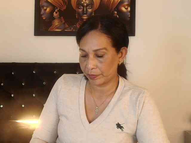 Shanon-mature webcam