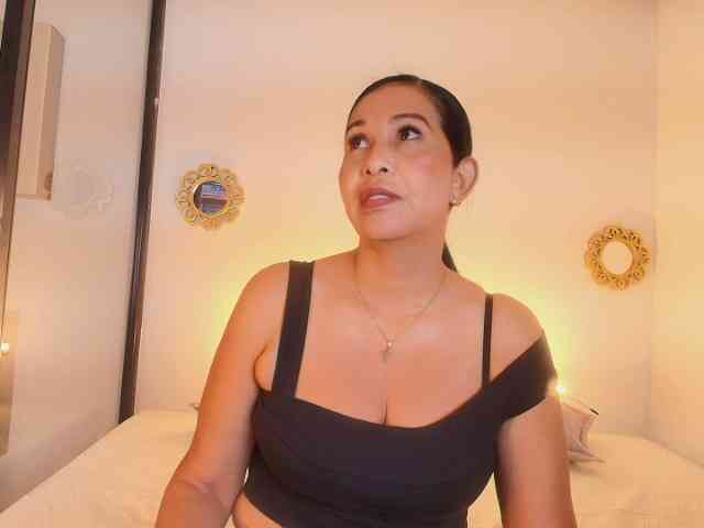 Shanon-mature webcam