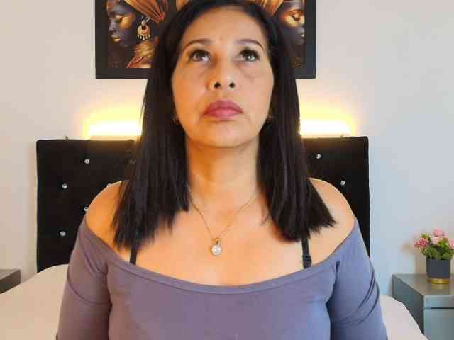 Shanon-mature webcam