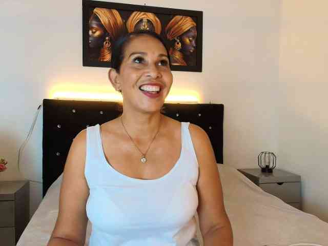Shanon-mature webcam