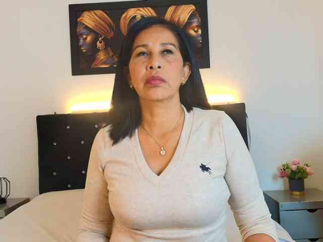 Shanon-mature webcam
