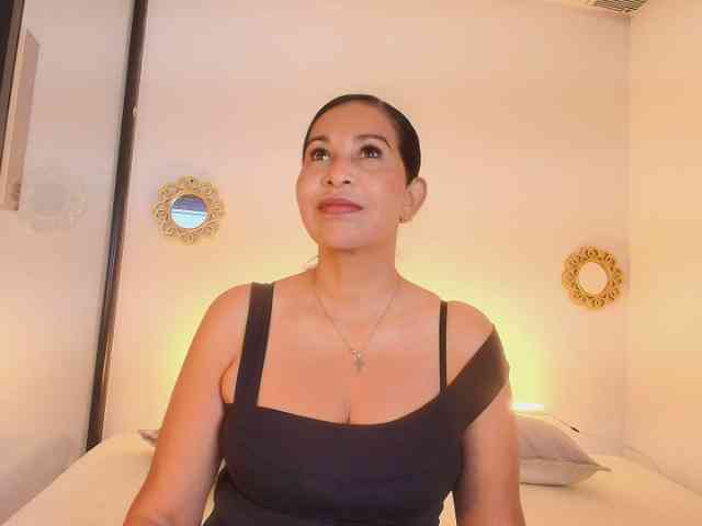 Shanon-mature webcam