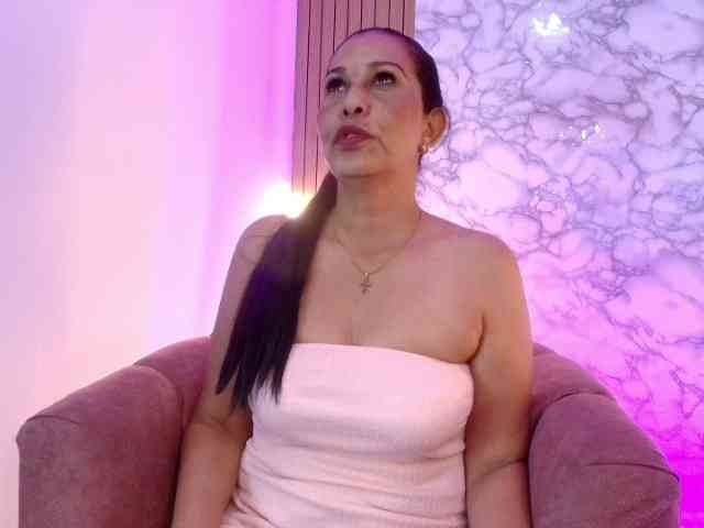 Shanon-mature webcam