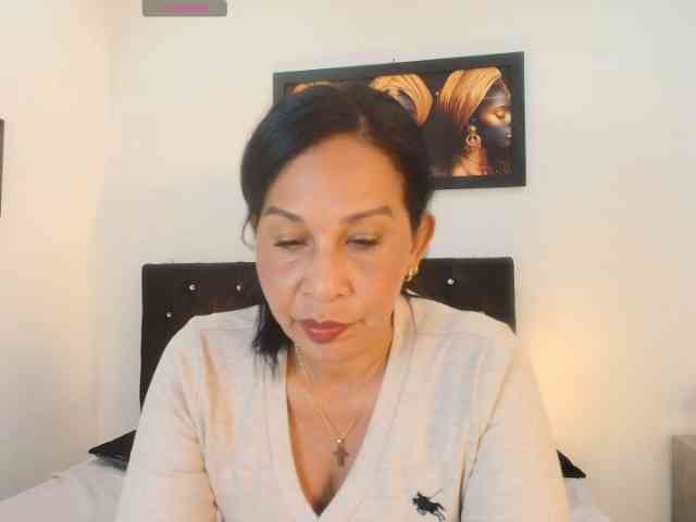 Shanon-mature webcam