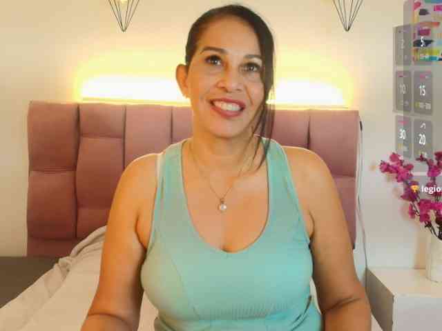Shanon-mature webcam