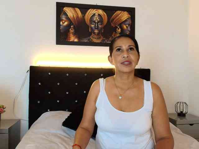 Shanon-mature webcam