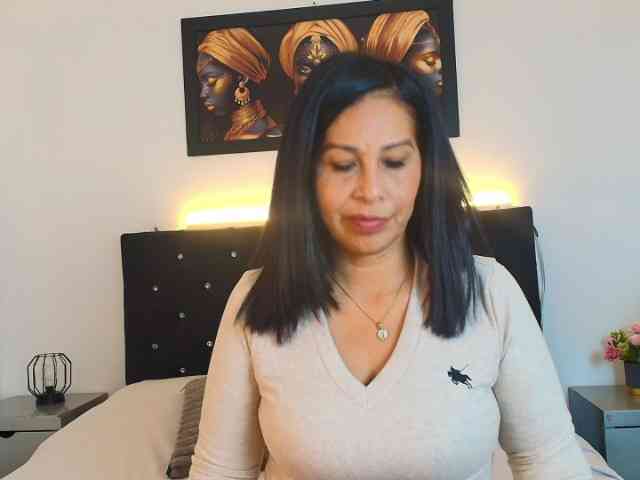 Shanon-mature webcam