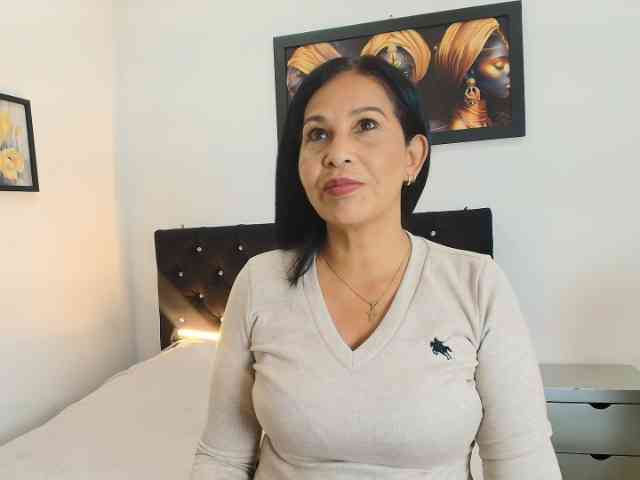 Shanon-mature webcam