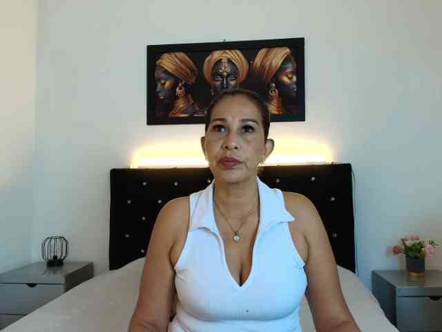 Shanon-mature webcam