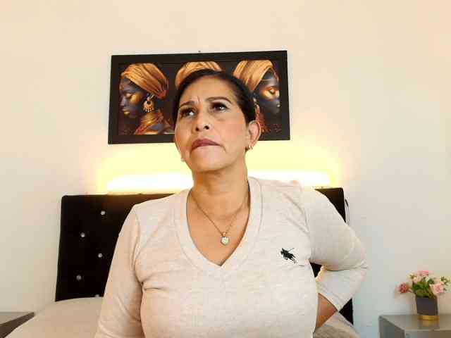 Shanon-mature webcam