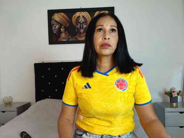 Shanon-mature webcam