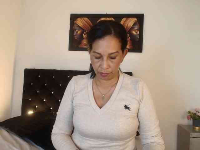 Shanon-mature webcam
