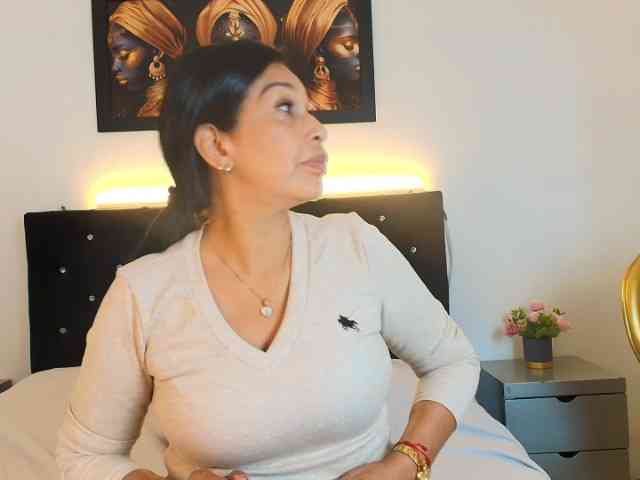 Shanon-mature webcam
