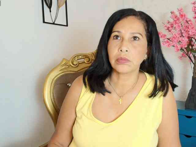 Shanon-mature webcam