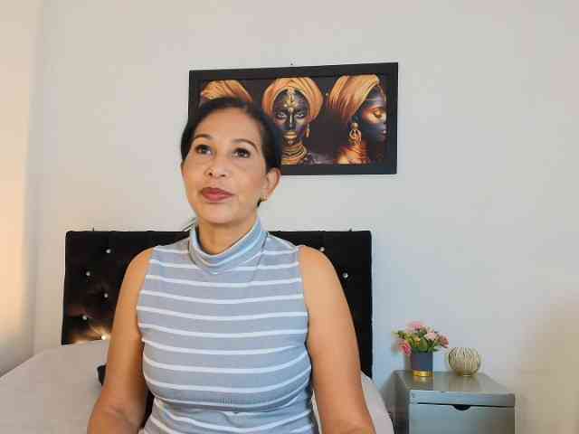 Shanon-mature webcam