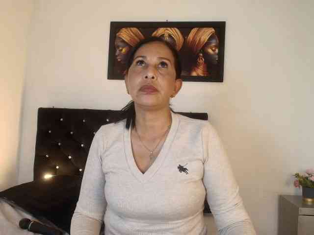 Shanon-mature webcam