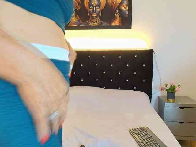Shanon-mature webcam